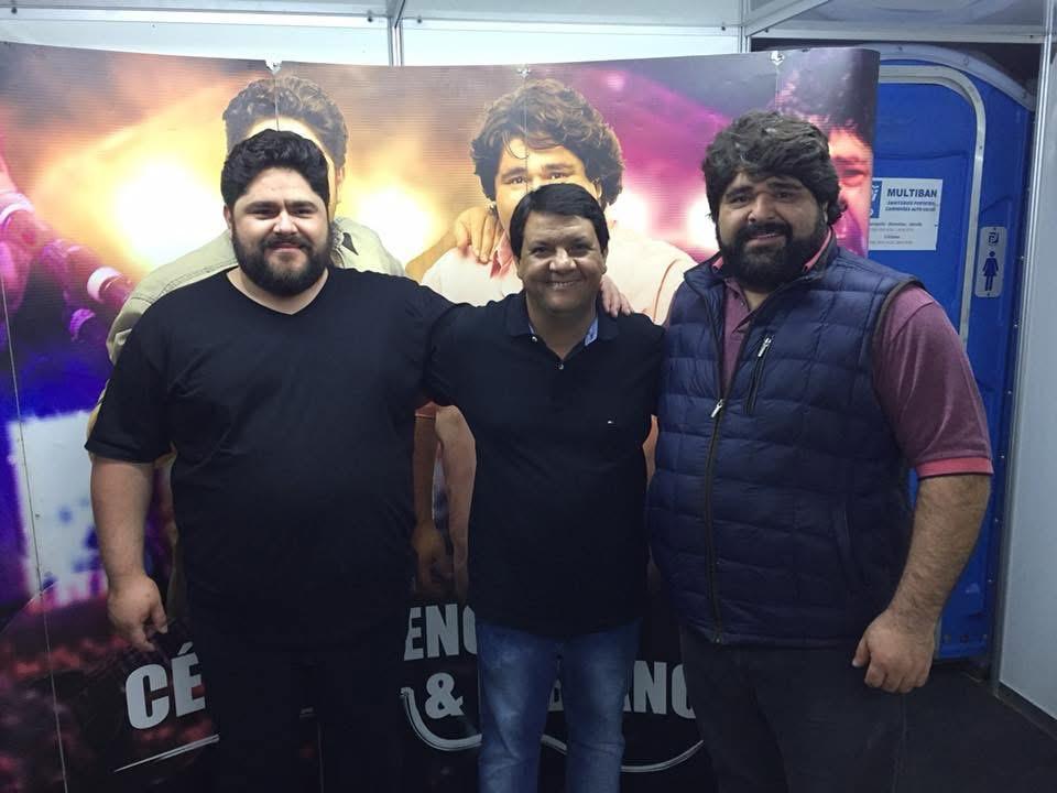 Equipe da Bira Produções nos bastidores com artistas antes do show